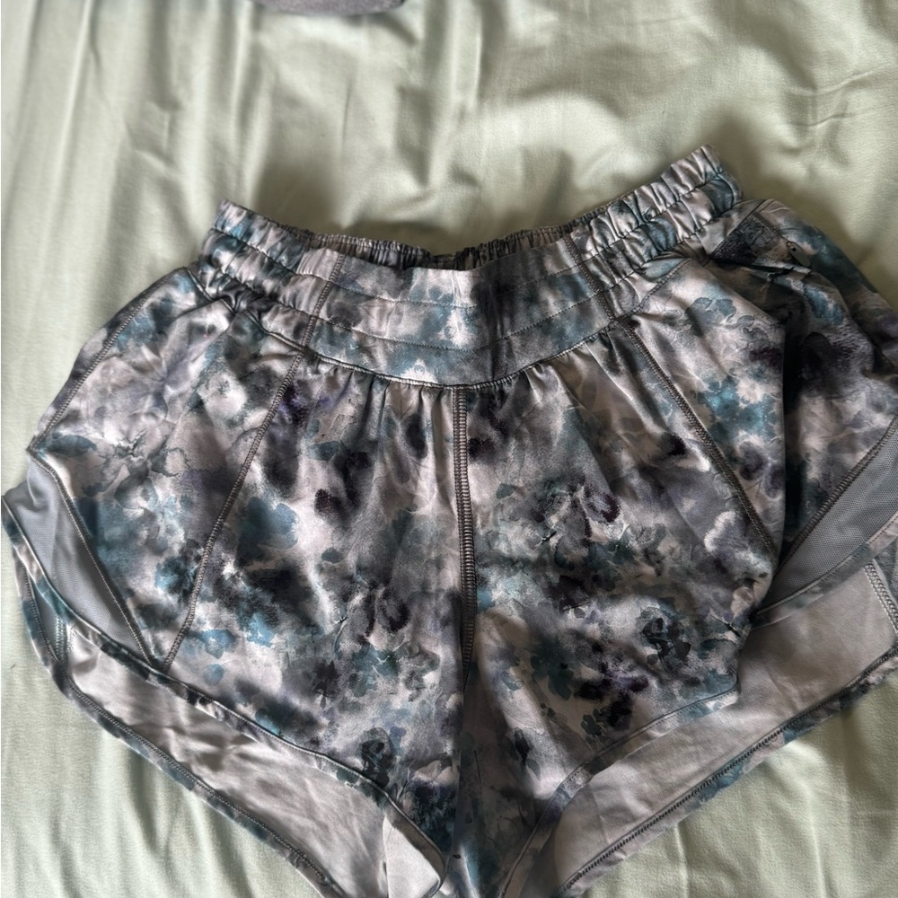 Floral Lululemon Hotty hot 2.5” Shorts